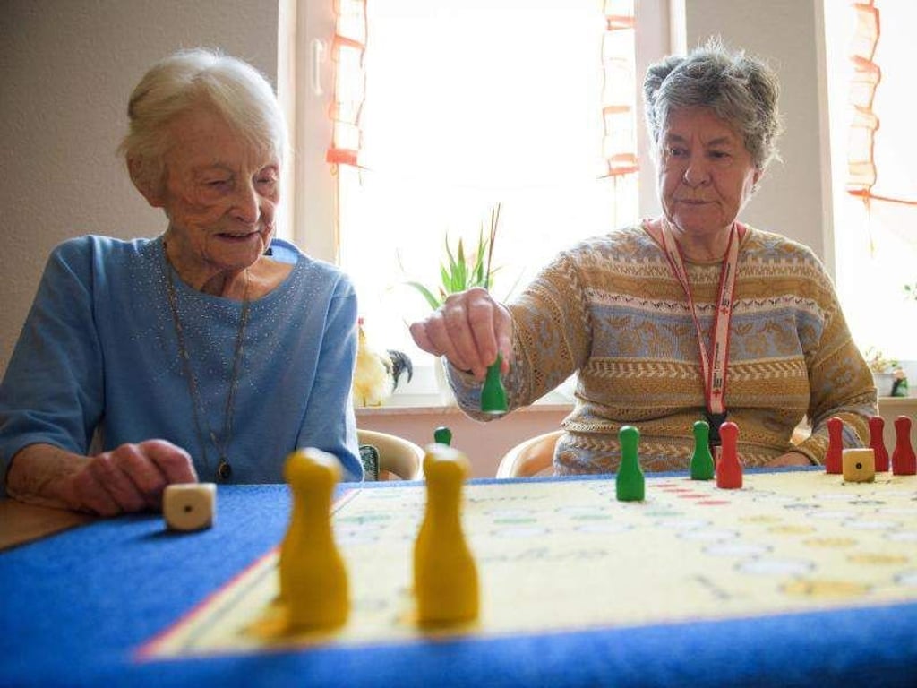 Marie-Linde Kube (r) und Eva Vent leben zusammen mit neun anderen Bewohnern in einer betreuten Weimarer Senioren-WG. Foto: Candy Welz