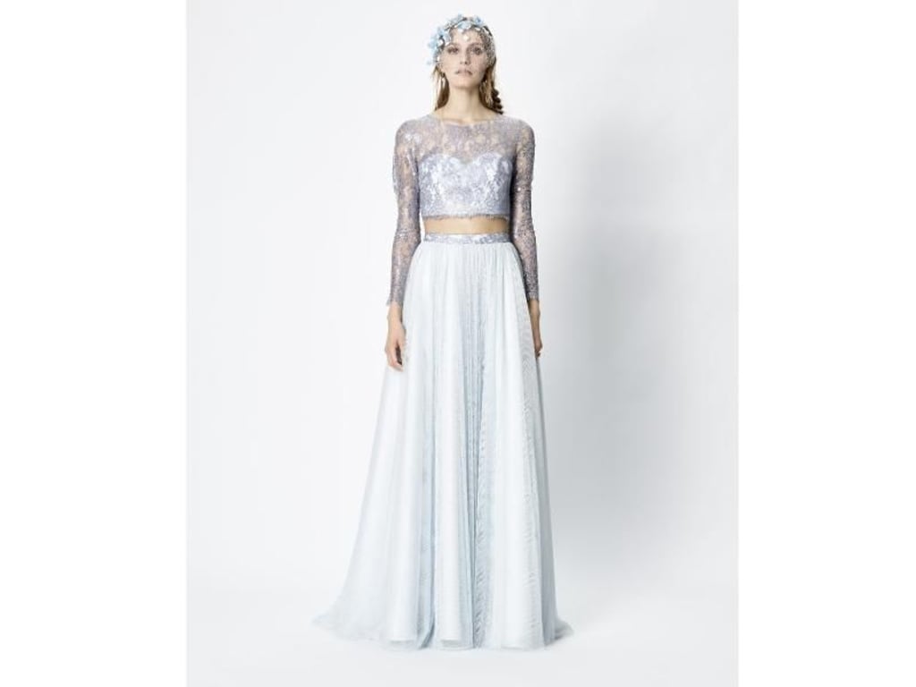 Zarte Blautöne gelten als beliebte Alternative zum Weiß für das Brautkleid. Auch Rembo Styling hat sie in seiner Kollektion - zu sehen bei einem trendigen halbtransparenten Outfit mit freiem Bauch (Preis auf Anfrage). Foto: Rembo Styling