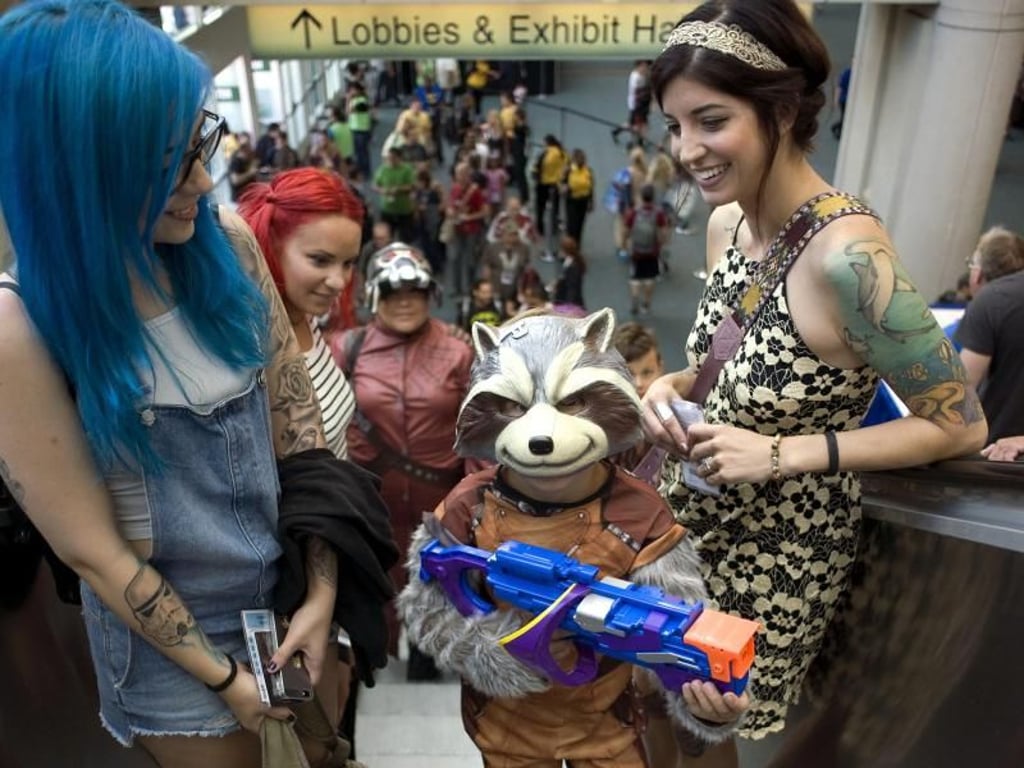 Rocket Raccoon («Guardians of the Galaxy») nimmt die Rolltreppe. Foto: David Maung