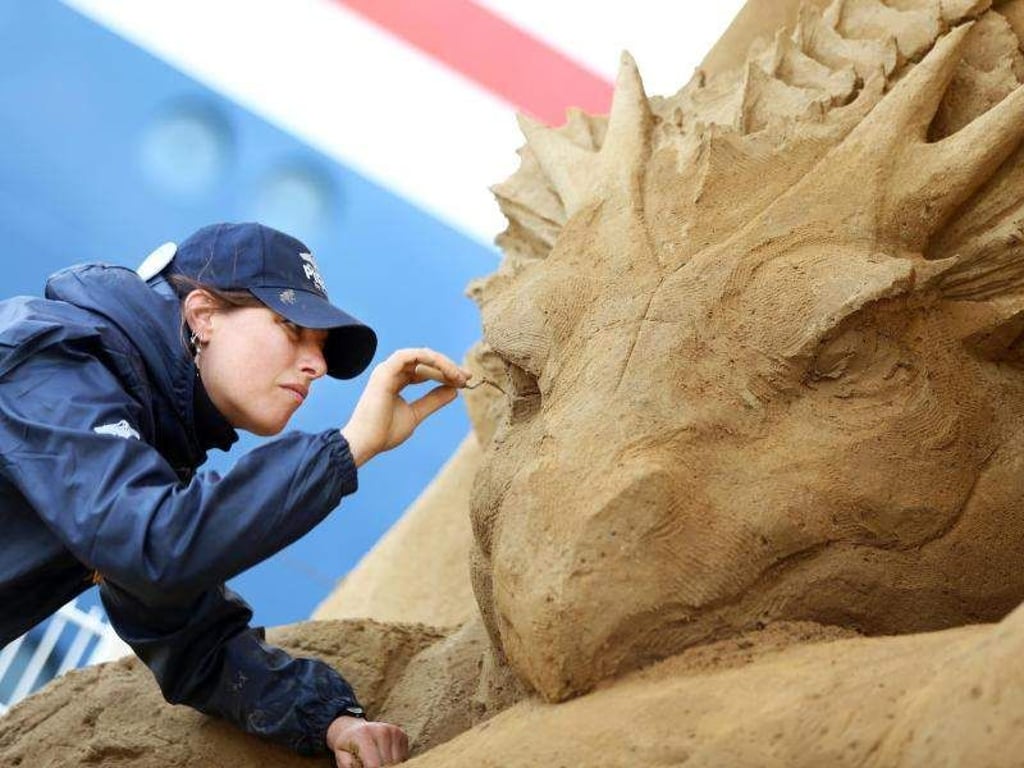 Susanne Ruseler aus den Niederlanden arbeitet an ihrer Skulptur «Seeschlange mit Sirenen». Foto: Danny Gohlke