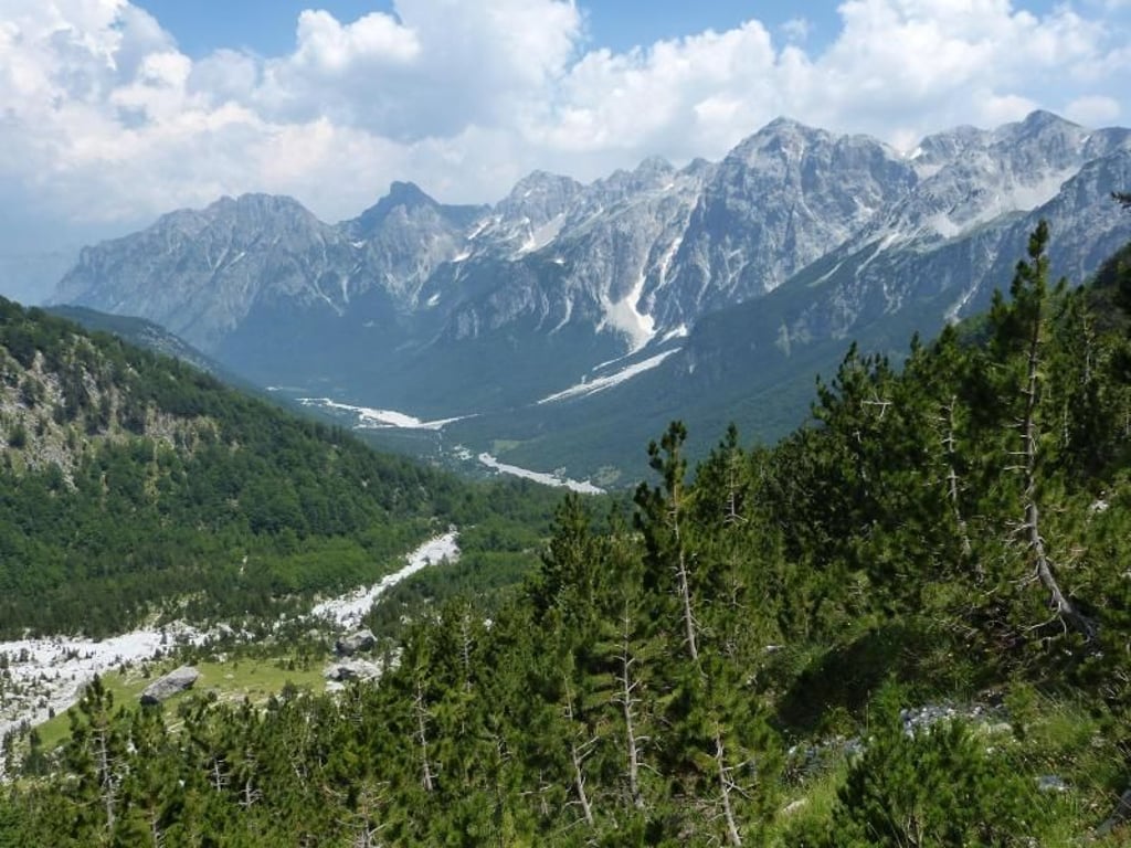 Bis fast 2700 Meter ragen die Gipfel empor: Das Valbona-Tal in Albanien zieht immer mehr Wanderer an. Foto: Florian Sanktjohanser