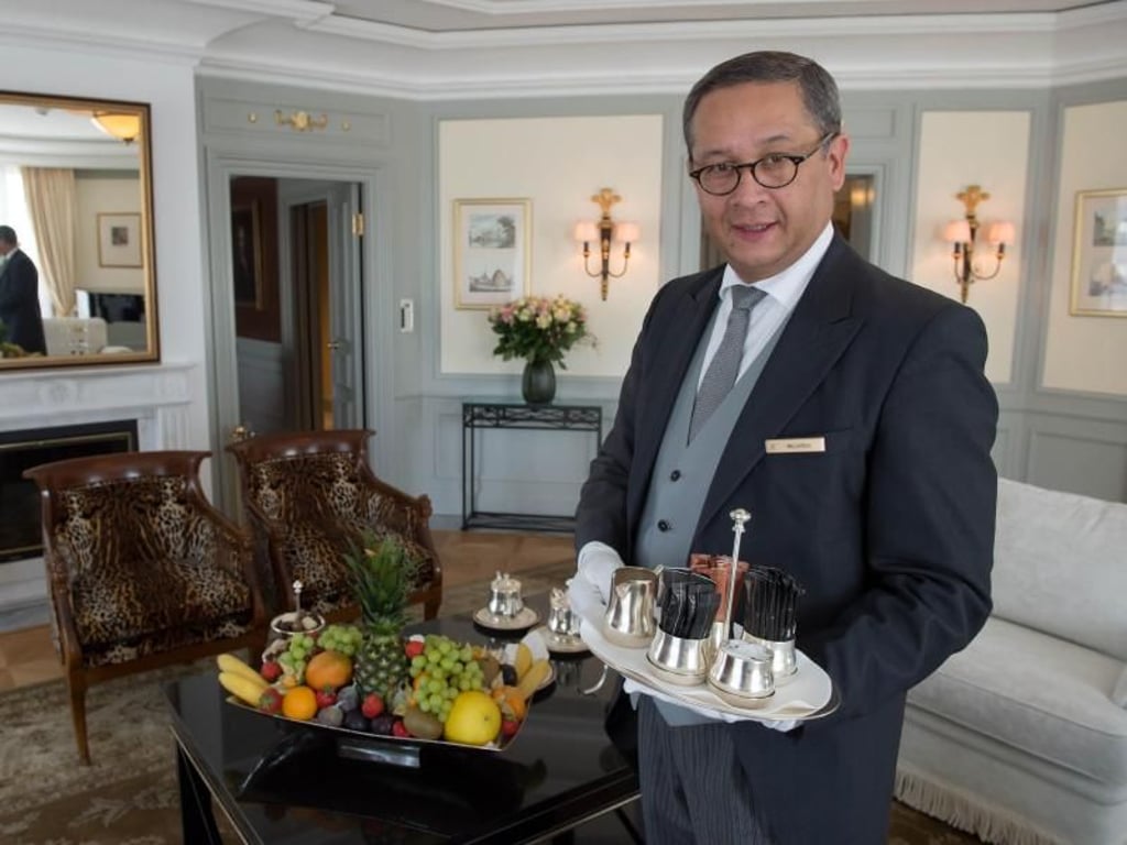Ricardo, Butler im Hotel Adlon, steht rund um die Uhr zu Verfügung. Foto: Tim Brakemeier