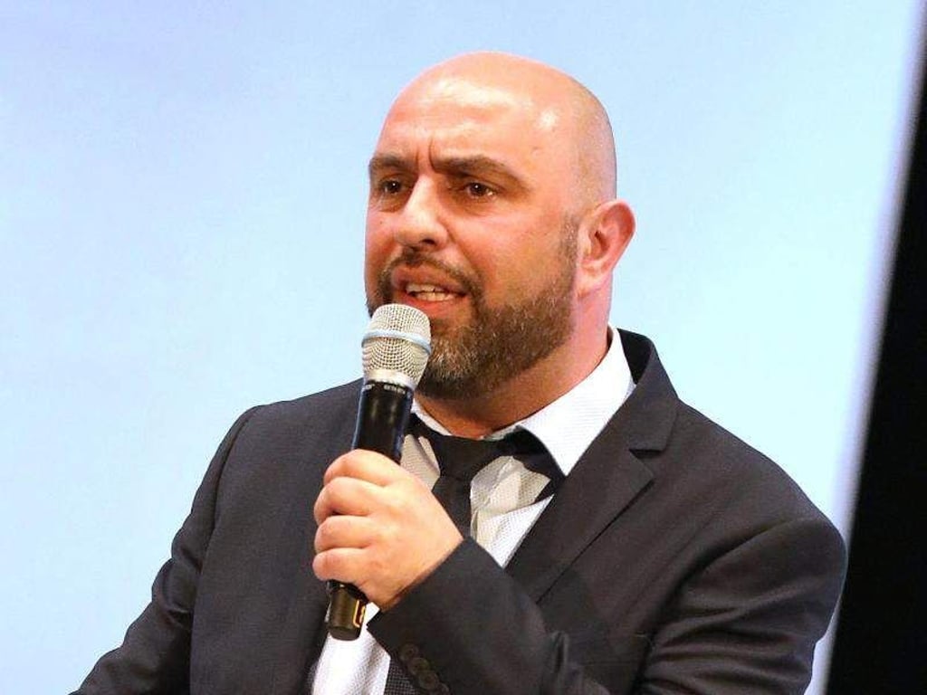 Serdar Somuncu macht das Tonstudio zu seinem zuhause. Foto: Georg Wendt
