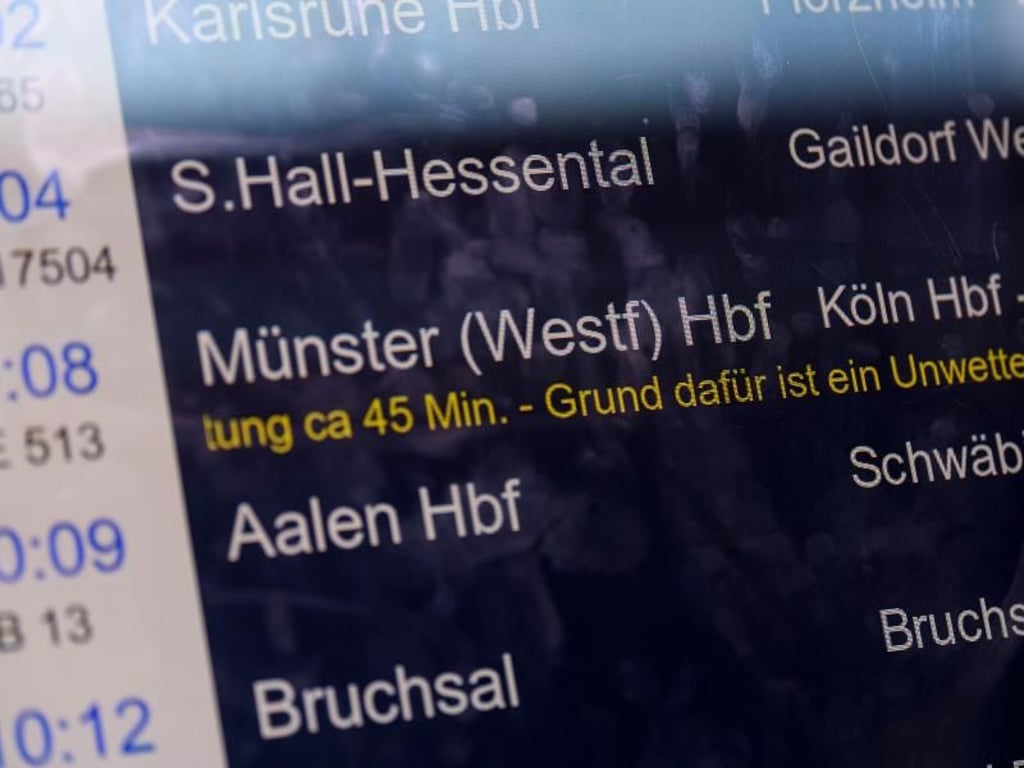 Und wieder stoppt das Wetter die Bahn: Am Stuttgarter Hauptbahnhof werden Verspätungen angezeigt. Foto: Edith Geuppert