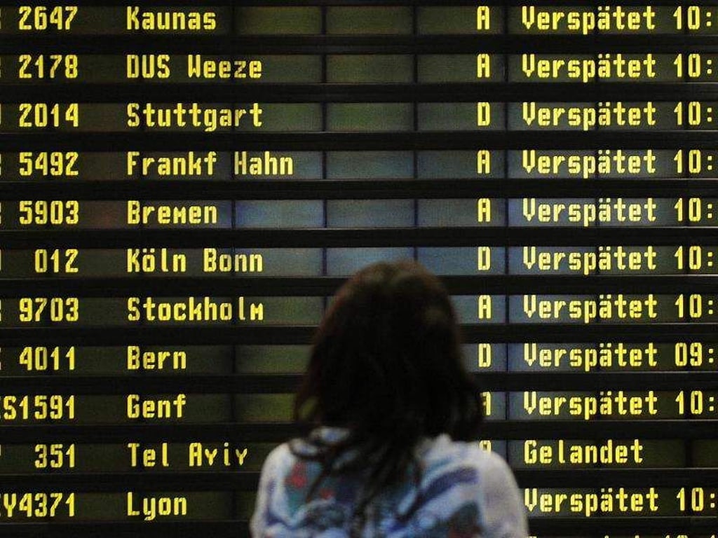 Anzeigetafel mit verspäteten Flügen im Flughafen Berlin-Schönefeld. Foto: Michael Hanschke
