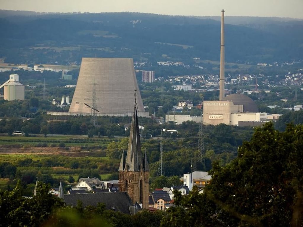Der Kühlturm-Rest ist vor dem entgültigen Abriss hinter der Mülheimer Pfarrkirche Maria Himmelfahrt zu sehen. Foto: Thomas Frey