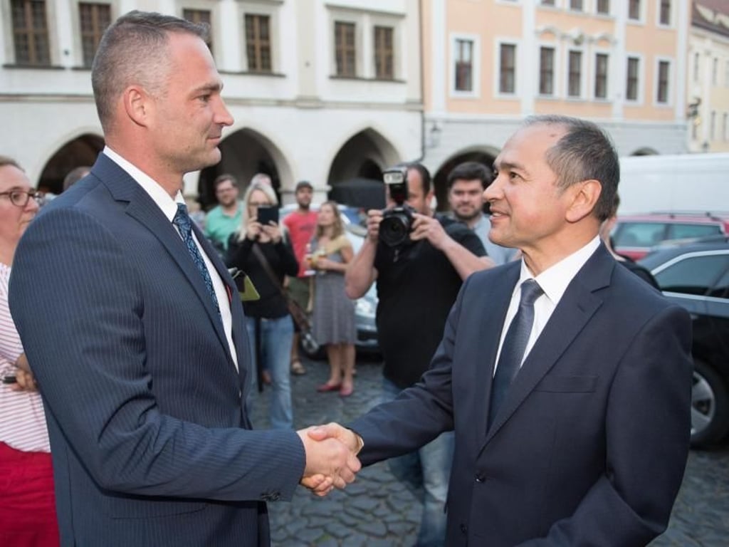 Sebastian Wippel gratuliert Octavian Ursu, dem neuen Oberbürgermeister von Görlitz. Ursu hat die Stichwahl am Sonntag klar gewonnen. Foto: Sebastian Kahnert