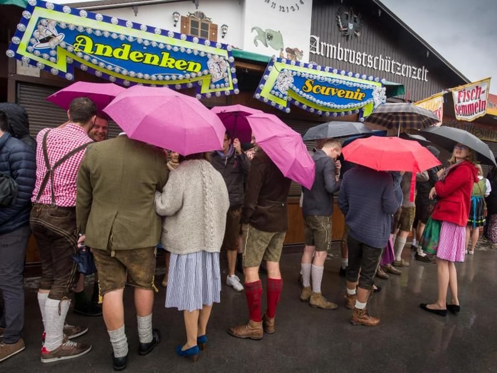 Der Andrang war groß. Viele Gäste waren schon lange vor 9:00 Uhr gekommen. Foto: Peter Kneffel