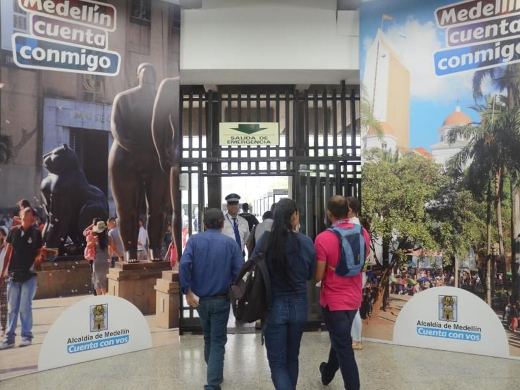 Das Rathaus von Medellín: Überall hängen Botschaften wie «Medellín zählt auf Dich». Foto: Georg Ismar
