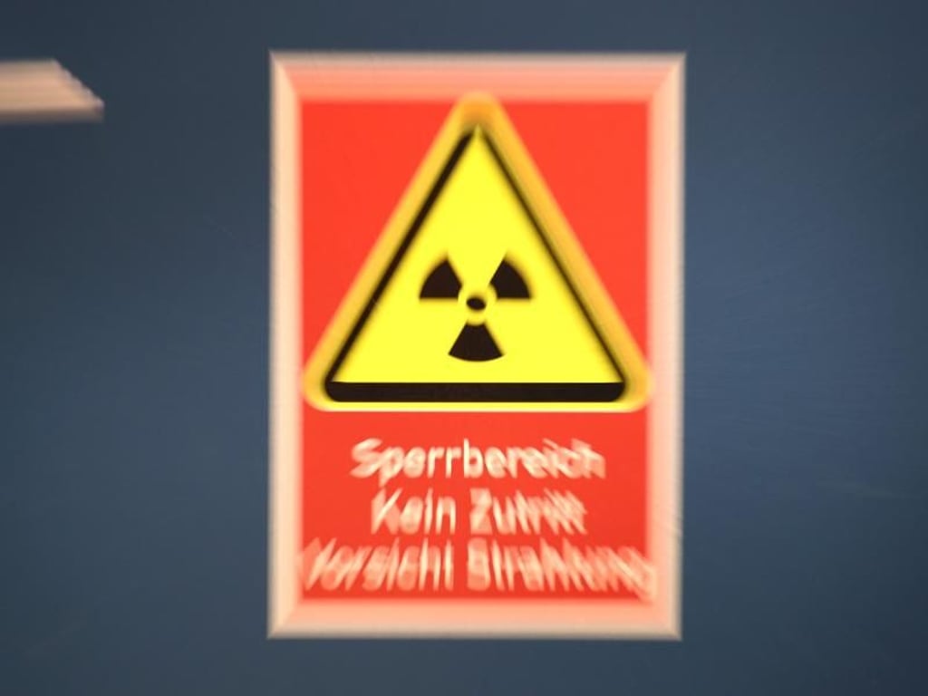 Ein Warnhinweis mit der Aufschrift "Sperrbereich Kein Zutritt Vorsicht Strahlung": Die Konzerne müssen auch die Stilllegung und den Abriss der Kernkraftwerke bezahlen. Foto: Christian Charisius