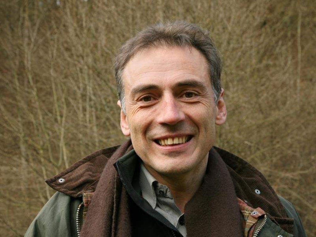 Peter Gaffert (parteilos), Oberbürgermeister von Wernigerode, steht auf einer Waldlichtung. Foto: Uwe Zucchi/dpa