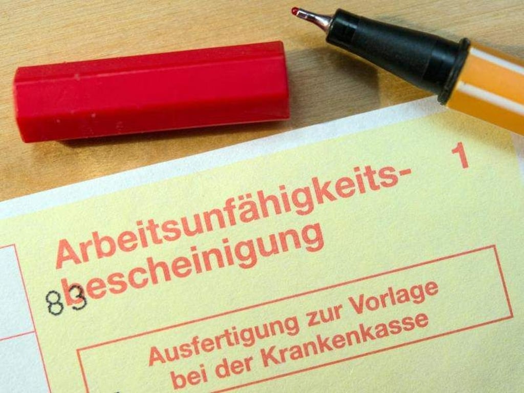 «Arbeitsunfähig» heißt nicht immer «krank»: Wenn der Arzt es absegnet, darf man durchaus in den Urlaub fahren. Foto: Patrick Pleul/dpa-Zentralbild/dpa