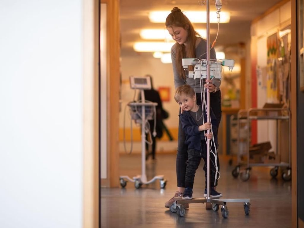 Zusammen mit seiner Mutter Lea läuft er durch die Kinderklinik in Tübingen. Foto: Marijan Murat