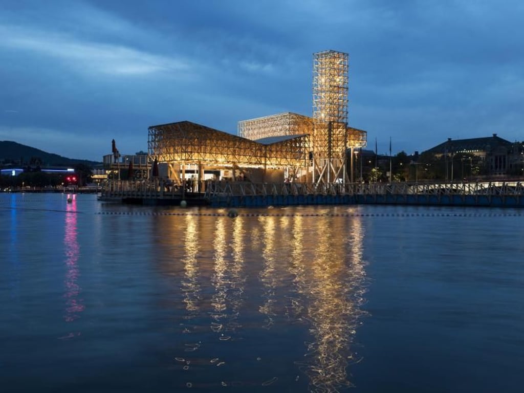 Der «Pavillon of Reflections» auf dem Zürichsee ist der zentrale Präsentationsort der Manifesta 11. Foto: Ennio Leanza