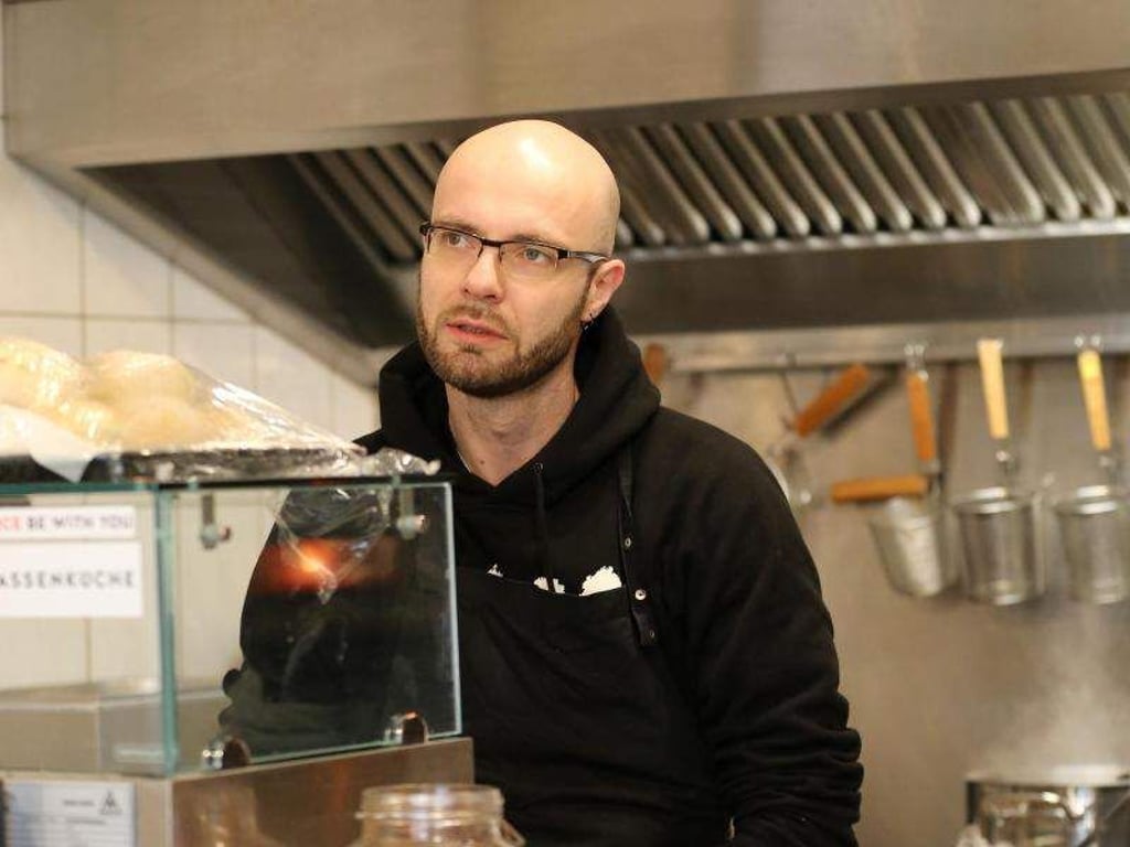 Antonio Buntenkötter träumt vom eigenen Restaurant, momentan kocht er im «Laden Ein». Foto: Oliver Berg
