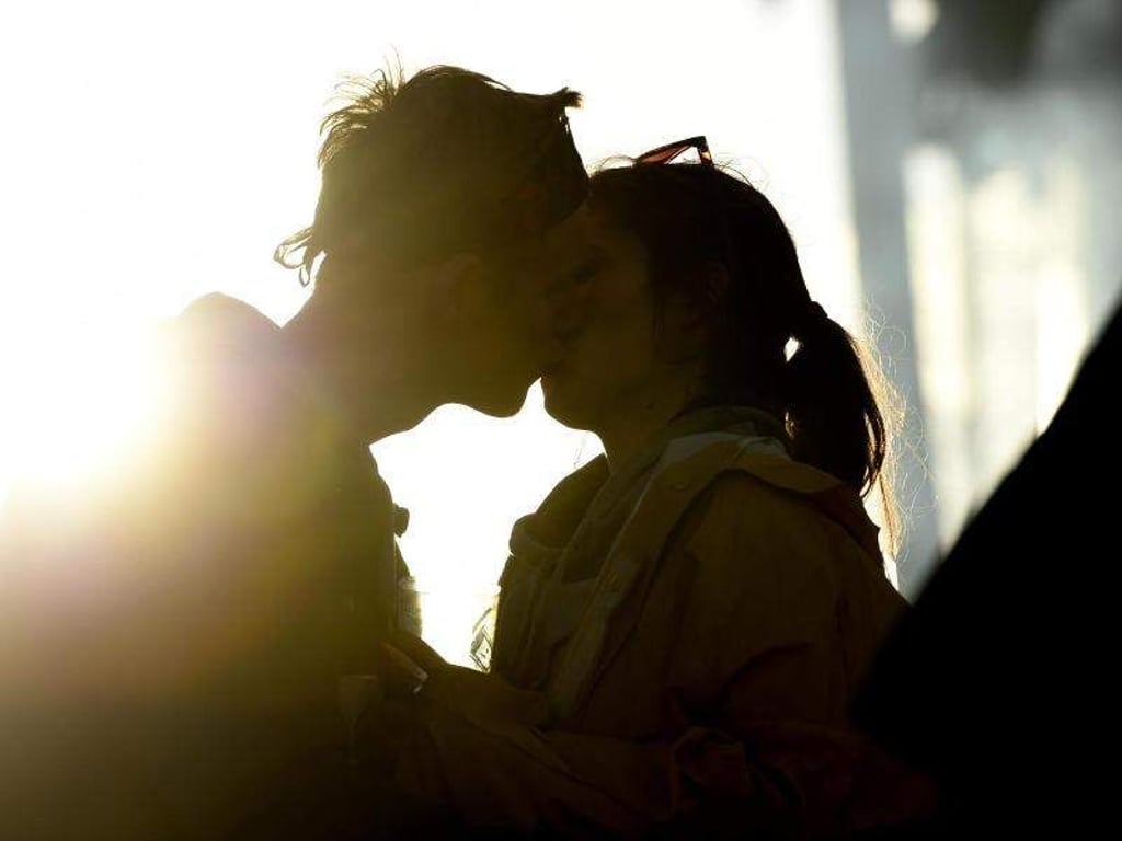 Nur jeder Vierte fühlt sich gestört, wenn Paare in der Öffentlichkeit knutschen. Foto: Alexander Körner