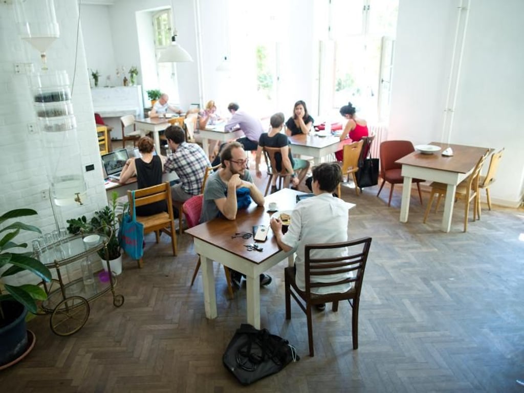 Ein Blick ins Café des Agora Collectives - Center for Contemporary Practices. Foto: Jörg Carstensen