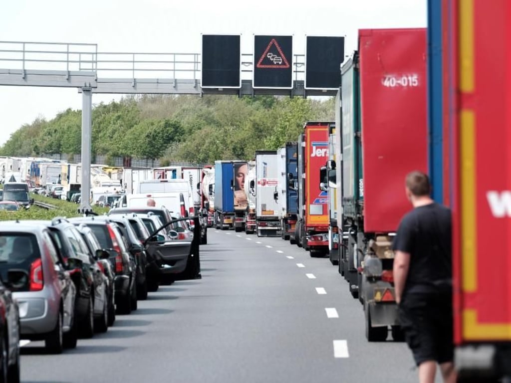 Sobald Fahrzeuge mit Schrittgeschwindigkeit rollen oder schon stehen, müssen Autofahrer eine Gasse zwischen der äußersten linken Spur und der rechts daneben frei machen. Foto: Peter Steffen/dpa