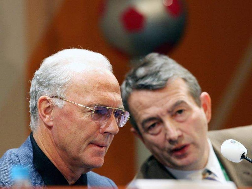 Franz Beckenbauer, damals Präsident des deutschen FIFA-Organisationskomitees, im Gespräch mit seinem Vize-Präsidenten Wolfgang Niersbach. Foto: Peter Endig/Archiv