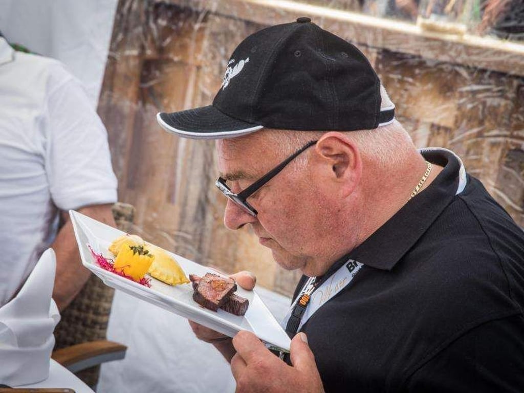 Ein Juror prüft einen Grillteller mit allen Sinnen. Foto: Frank Rumpenhorst