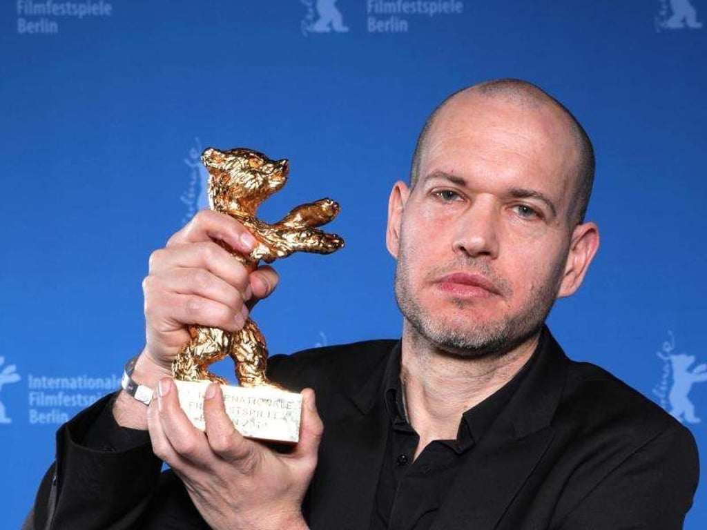 Nadav Lapid, Regisseur des Films «Synonymes (Synonyms)» zeigt seinen Preis. Foto: Christoph Soeder