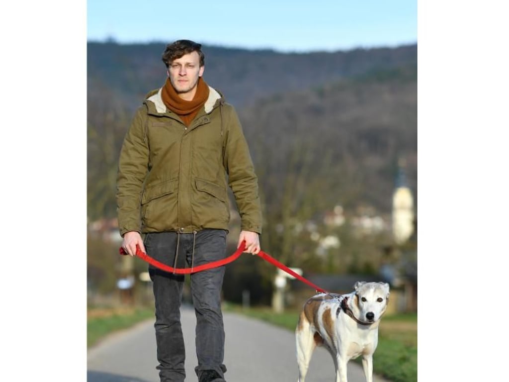 Für einen eigenen Hund hätte Simon Luczak nicht genug Zeit. Nur ab und zu ein Tier zu versorgen, ist deshalb die ideale Lösung für ihn. Foto: Uwe Anspach