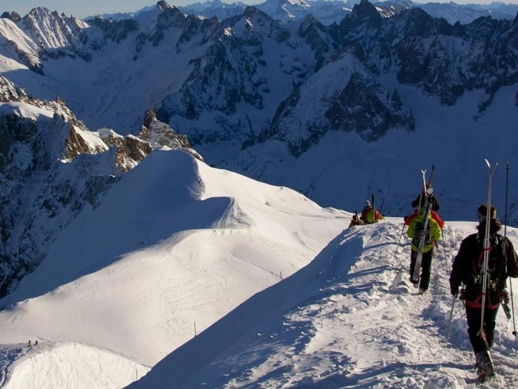 Gipfel des Freeridens: Vom Aiguille du Midi führt eine 24 Kilometer lange Abfahrt nach Chamonix. Foto: Savoie Mont Blanc/Reto