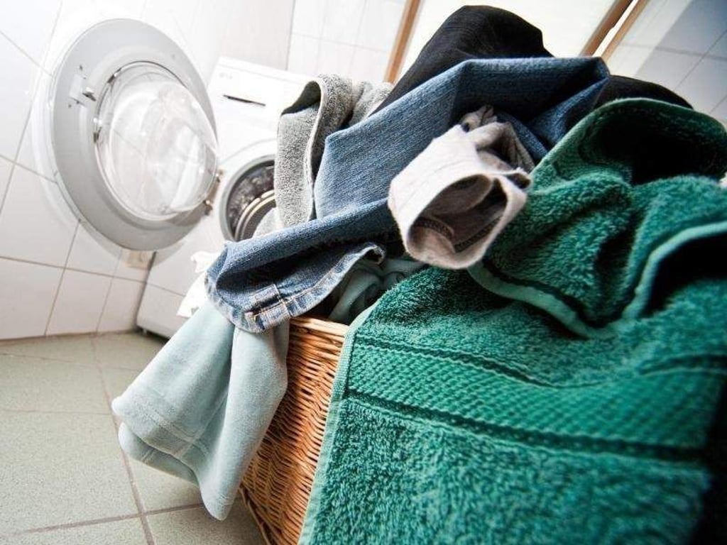 Bevor die Schmutzwäsche in die Maschine kommt, sollte sie sortiert werden. Kleidung mit Flecken muss eventuell noch eingeweicht werden. Foto: Andrea Warnecke