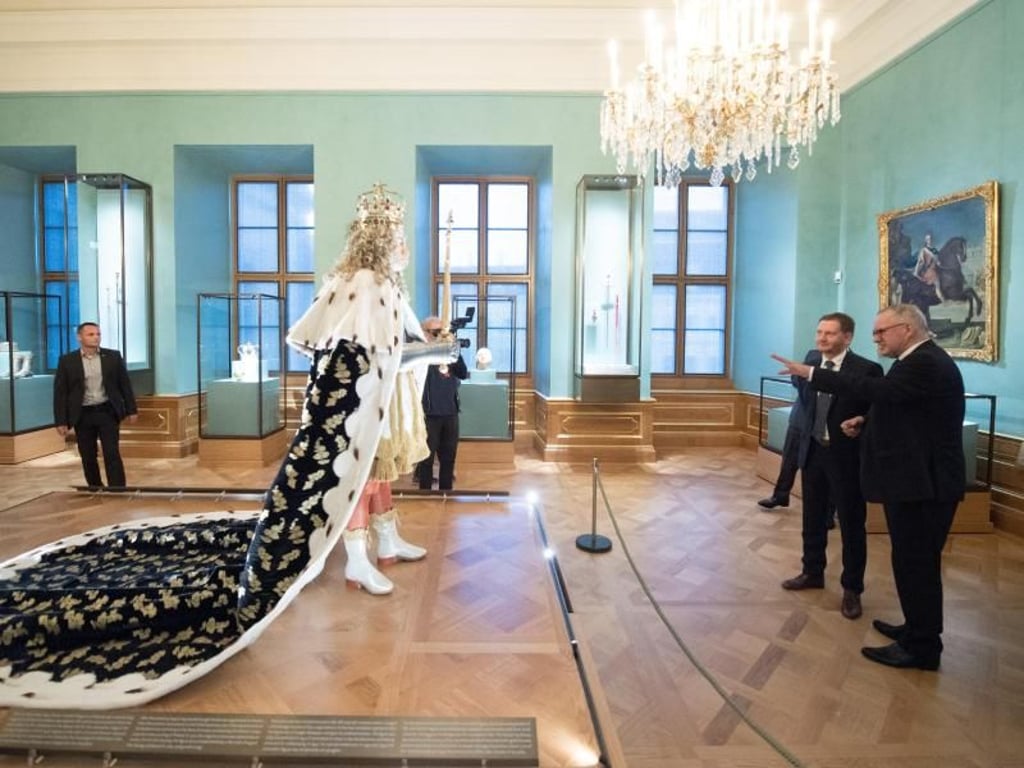 Der Direktor des Grünen Gewölbes und der Rüstkammer und Michael Kretschmer (2.v.r.), Ministerpräsident von Sachsen, eröffneten die Paraderäume. Foto: Sebastian Kahnert