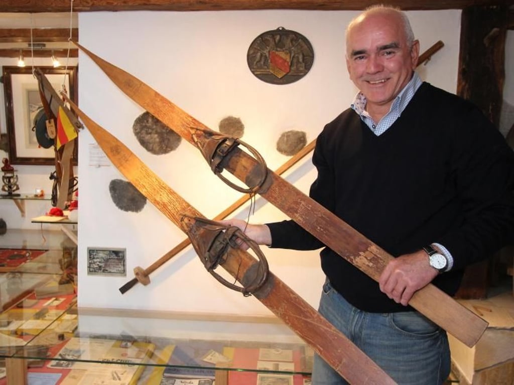 Walter Strohmeier zeigte alte Skier, die noch sein Großvater Ernst Köpfer hergestellt hat - der gründete mit Ski-Köpfer die erste Serienproduktion von Skiern in Europa. Foto: Bernd F. Meier
