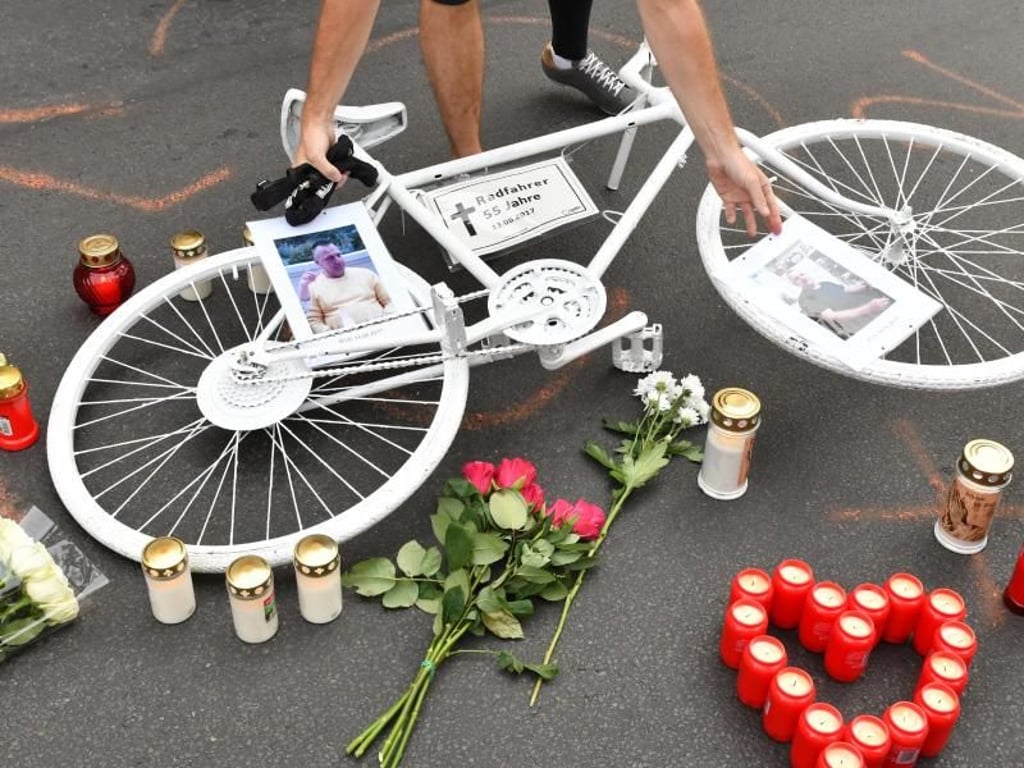 Er starb, weil ein Fahrer die Autotür aufriss, ohne auf den Verkehr zu achten: Radfahrer gedenken in Berlin eines verstorbenen Radfahrers. Foto: Paul Zinken