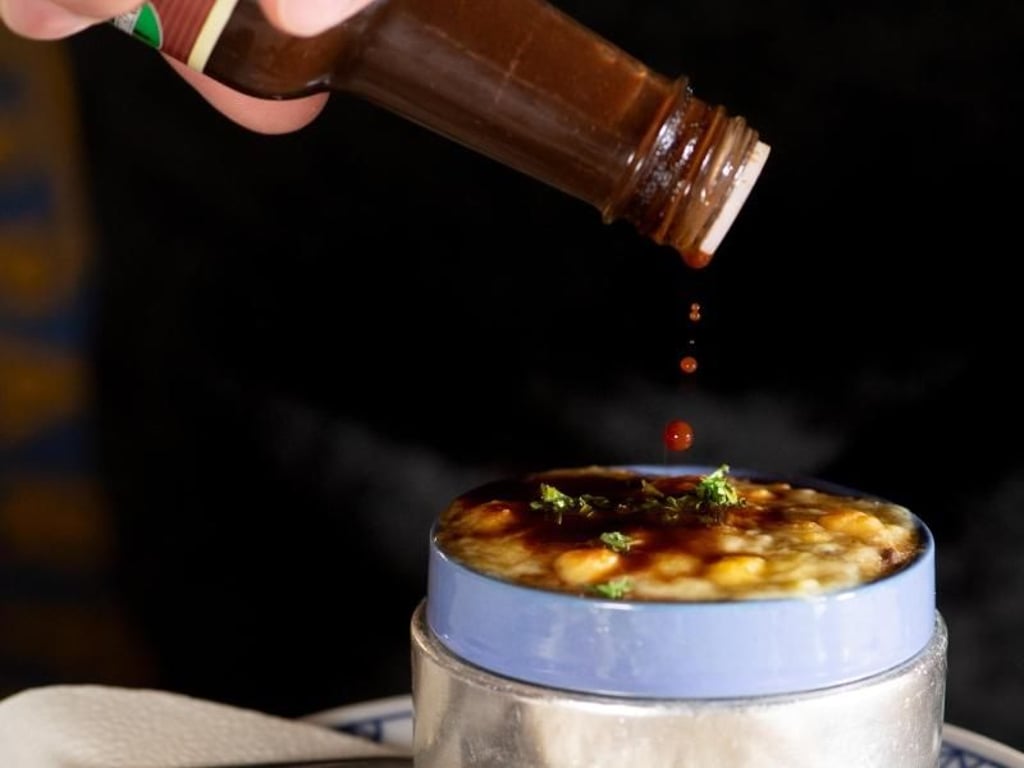 Kein Würzfleisch ohne Worcestersauce: Manch einer ertränkt die Vorspeise regelrecht mit der würzigen Sauce. Foto: Franziska Gabbert