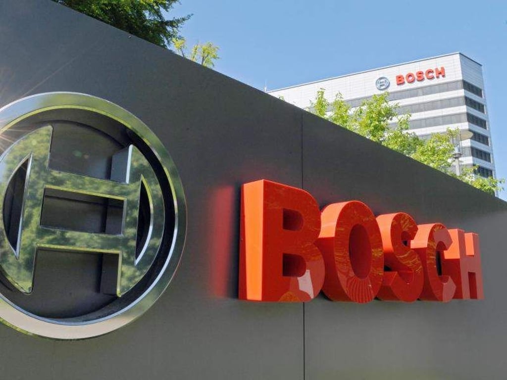 Das Bosch-Logo vor der Bosch-Konzernzentrale auf der Schillerhöhe in Gerlingen. Foto: Marijan Murat/Archiv