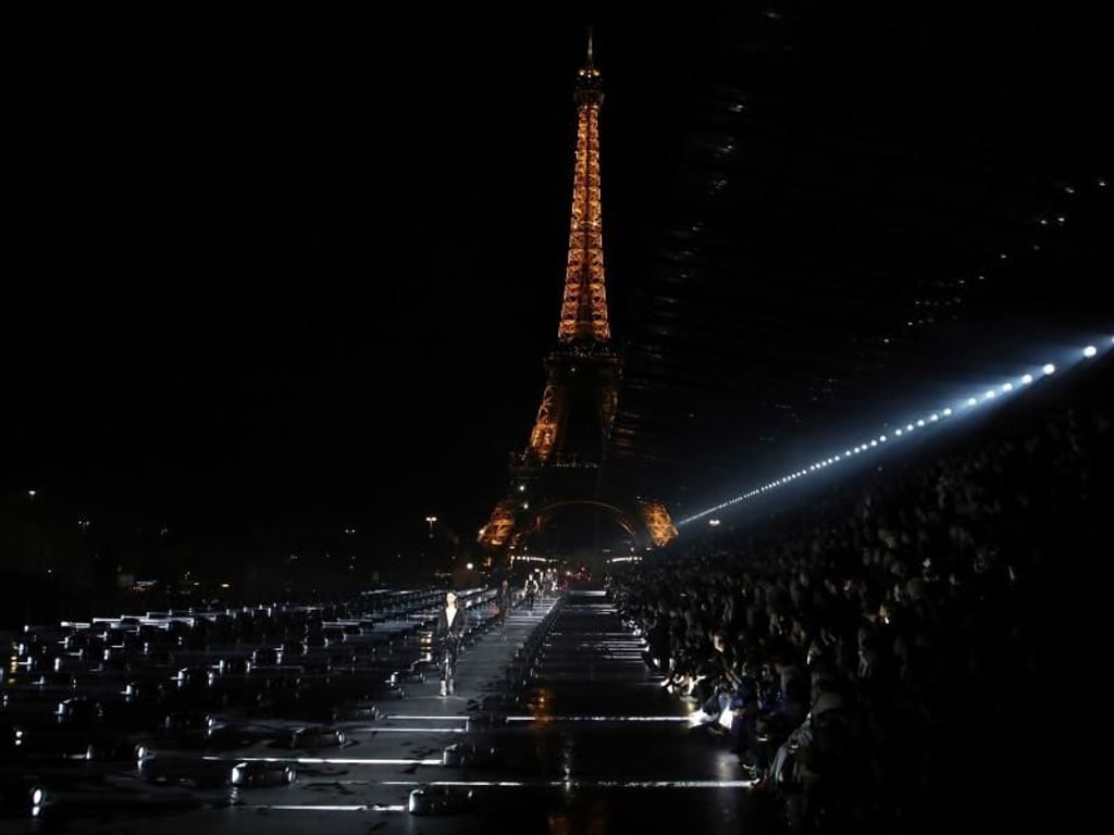 Ein Spiel mit Hell und Dunkel: Saint Laurent auf der Fashion Week in Paris. Foto: Vianney Le Caer/Invision/AP