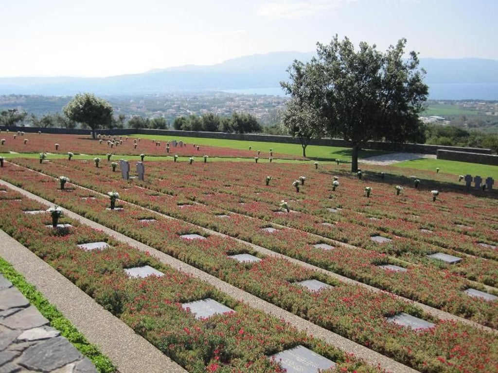 Auf Kreta suchen die meisten Urlauber Sonne und Strände - der deutsche Soldatenfriedhof Maleme ist ein Ort des Gedenkens. Er liegt an der Nordküste der griechischen Ferieninsel. Foto: Volksbund Deutsche Kriegsgräberfürsorge e. V