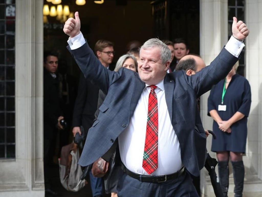 Ian Blackford, Fraktionsvorsitzender der Scottish National Party im Unterhaus, verlässt jubelnd den Obersten Gerichtshof. Foto: Jonathan Brady/PA Wire