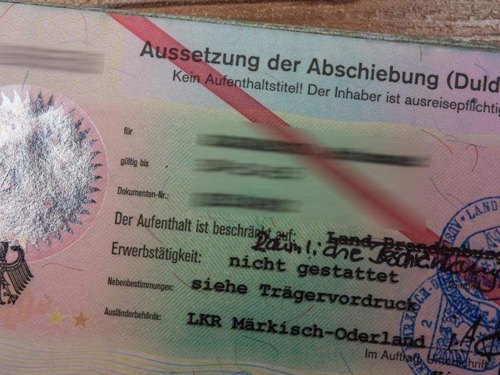 Ausweis eines Asylbewerbers. Foto: Patrick Pleul