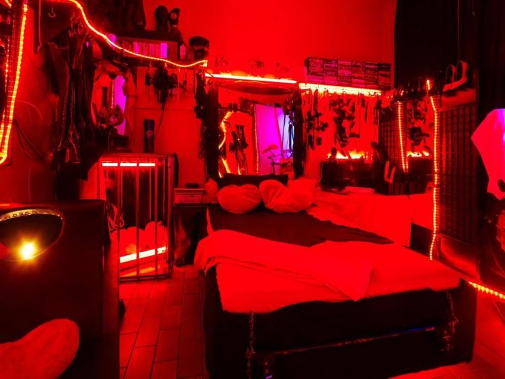 Im Zimmer der Domina finden sich allerlei Spezialutensilien, mit denen die Frau ihre devoten Kunden zufriedenstellt. Foto: Ulrich Mattner