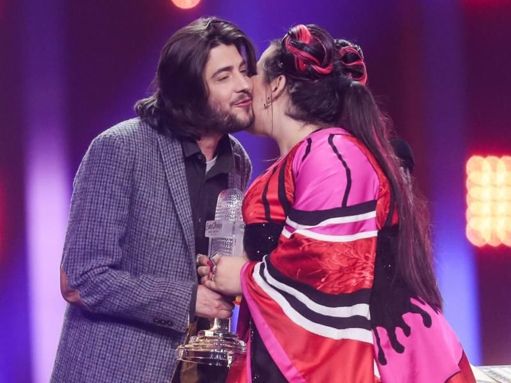 Vorjahressieger Salvador Sobral übergibt Netta aus Israel die ESC-Trophäe. Foto: Jörg Carstensen