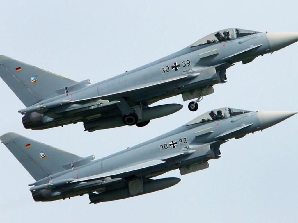 Auf dem Fliegerhorst Laage bei Rostock starten zwei Eurofighter zu einer Übung. Foto: Bernd Wüstneck/Archiv