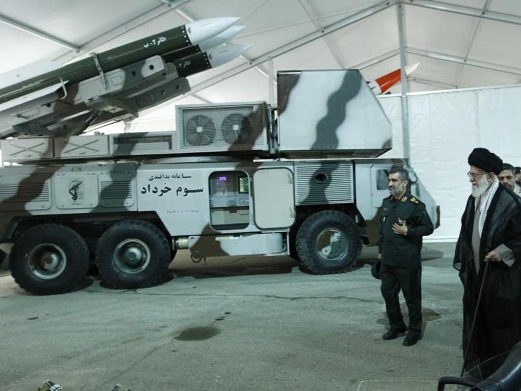 Iranische Waffen: Ajatollah Ali Chamenei (r), geistlicher Führer des Iran, in einer Ausstellung der Luft- und Raumfahrtdivision der Revolutionsgarde. Foto: Office of the Iranian Supreme Leader/AP