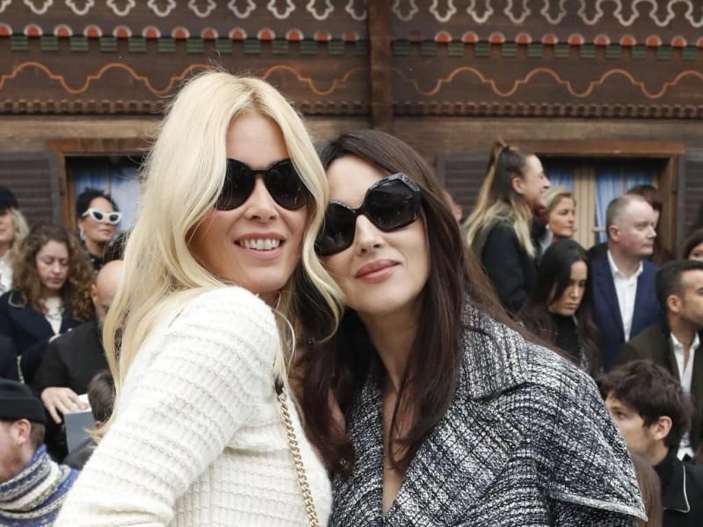 Claudia Schiffer (l), Model aus Deutschland, und Monica Bellucci, Schauspielerin aus Italien, besuchten die Chanel-Show. Foto: Thibault Camus/AP