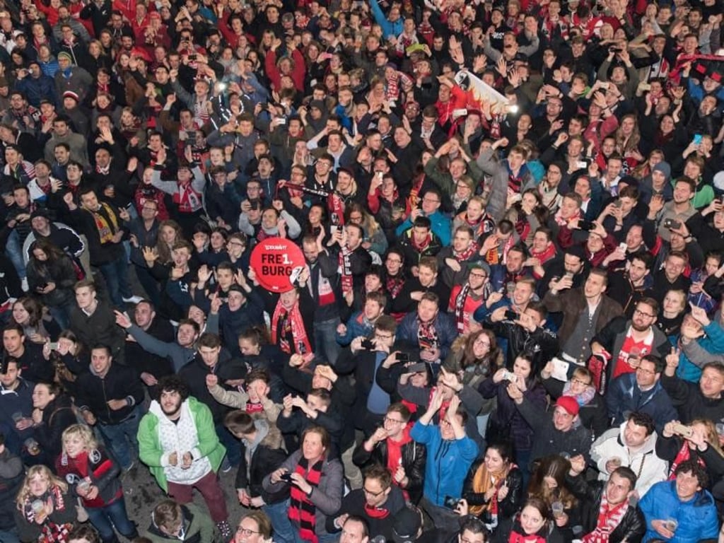 Die Fans des SC Freiburg warteten in der Nacht vor dem Schwarzwald-Stadion auf die Mannschaft. Foto: Patrick Seeger