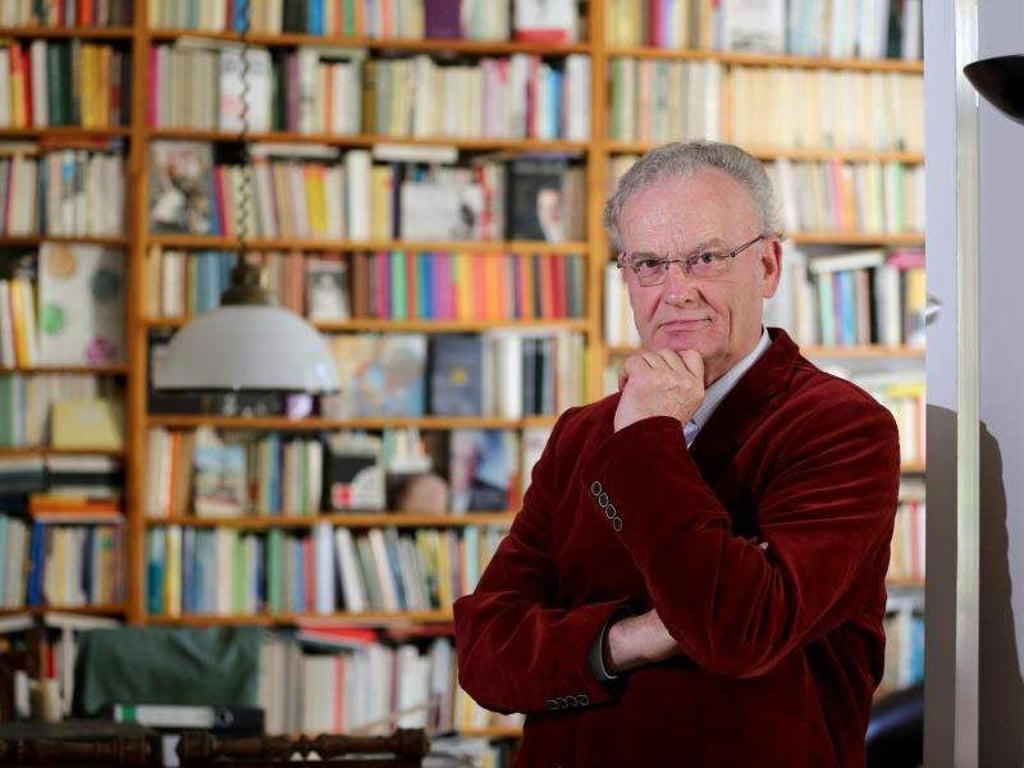 Friedrich Schorlemmer steht in seinem Arbeitszimmer in Lutherstadt Wittenberg. Foto: Jan Woitas/Archiv