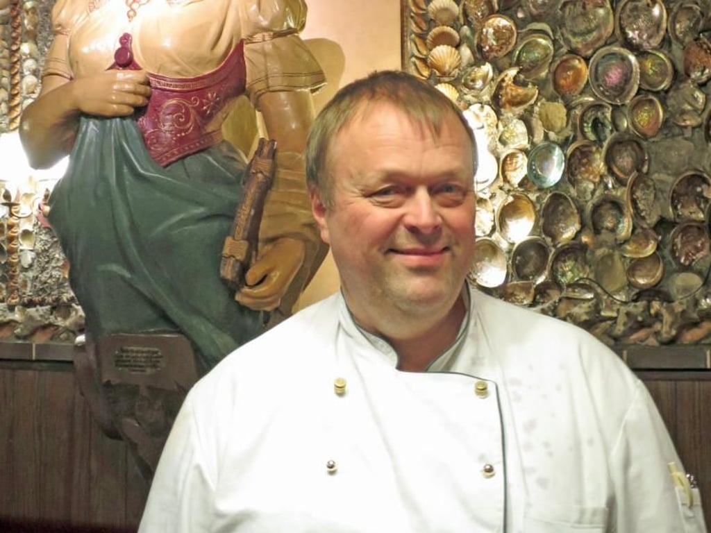 Karl-Heinz Kolle ist Chef des Büsumer Restaurants «Kolles alter Muschelsaal». Foto: Christl Wastl