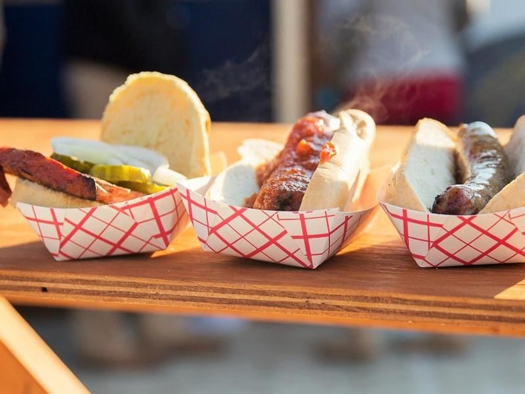 «Is that a German Currywurst?» - Auf dem Weihnachtsmarkt in Baltimore gibt es auch Essen, das deutsche Besucher gut kennen. Foto: Christmas Village Baltimore