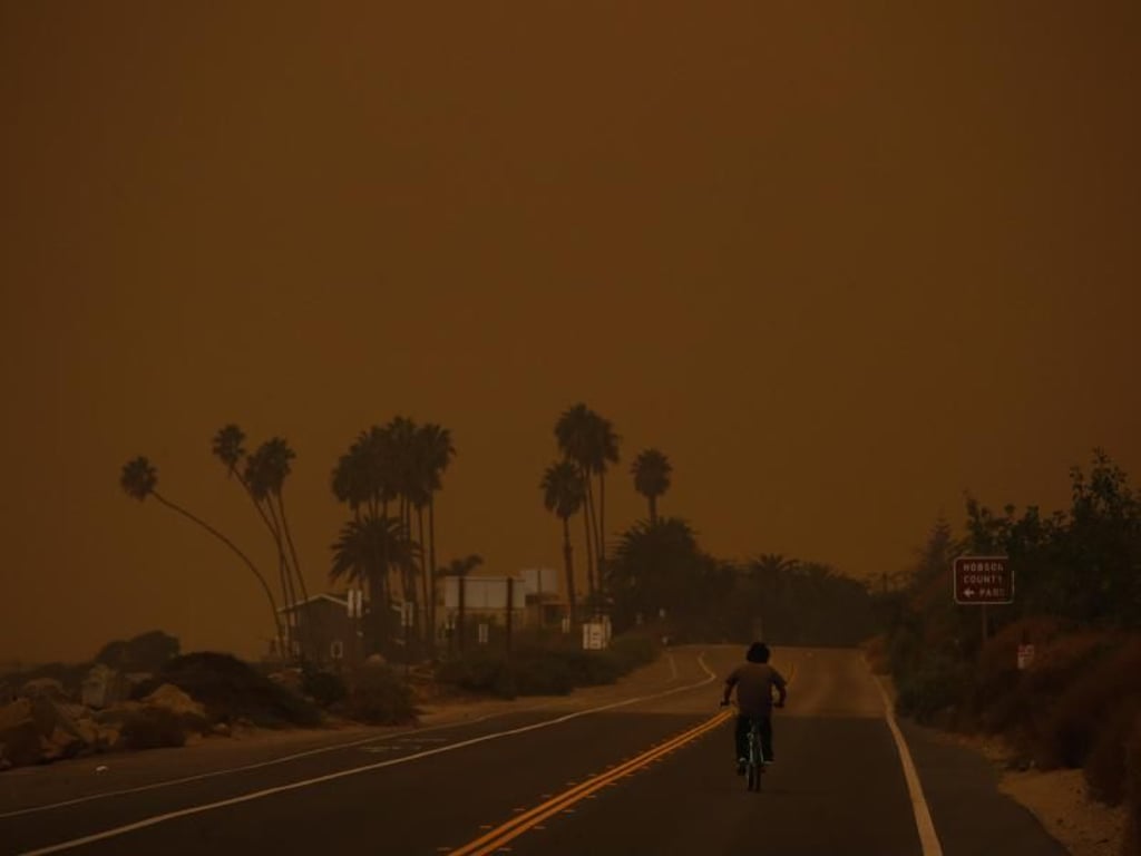 Dichter Rauch: Ein Fahrradfahrer fährt den Pacific Coast Highway entlang. Foto: Jae C. Hong