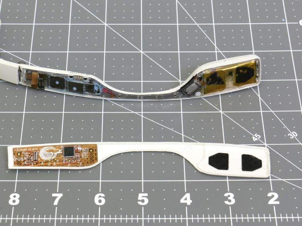 Etwa ein Jahr nach dem Aus für die erste Generation der umstrittenen Datenbrille Google Glass sind erstmals Fotos eines neuen Modells aufgetaucht. Neu ist, dass die Brille nun an dem Bügel mit Batterien und Elektronik zusammengeklappt werden kann. Foto: FCC/dpa