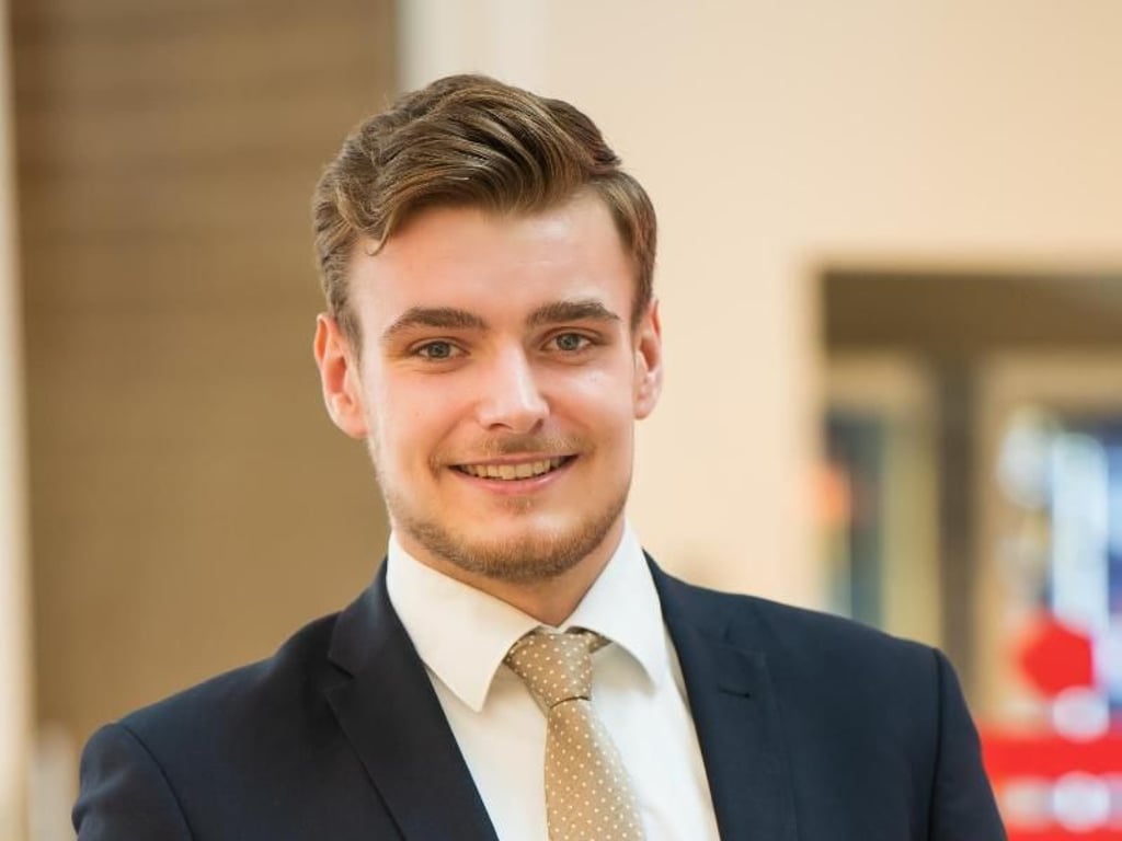 Zu Höherem berufen: Nach dem Ende seiner Ausbildung hat Bankkaufmann Florian Schürmann ein Assessment Center absolviert, um sich für zukünftige Führungsaufgaben zu empfehlen. Foto: Jens Flachmann/Sparkasse Bielefeld