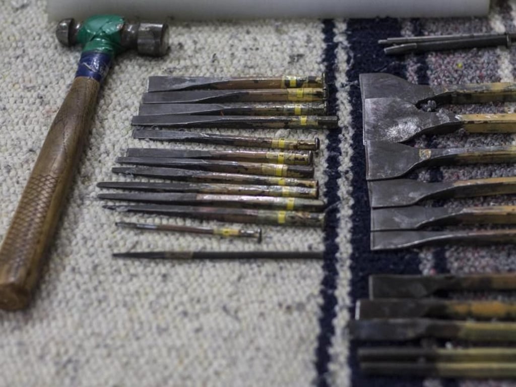 Die Girlanden aus Seidenpapier werden mit Hammer und Meißel ausgestochen. Foto: Gerardo Vieyra